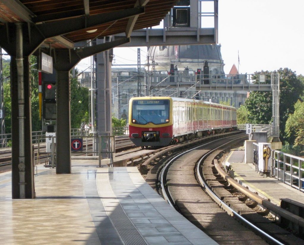 Photo of Berlin S-Bahn train entering Hackescher Markt station.