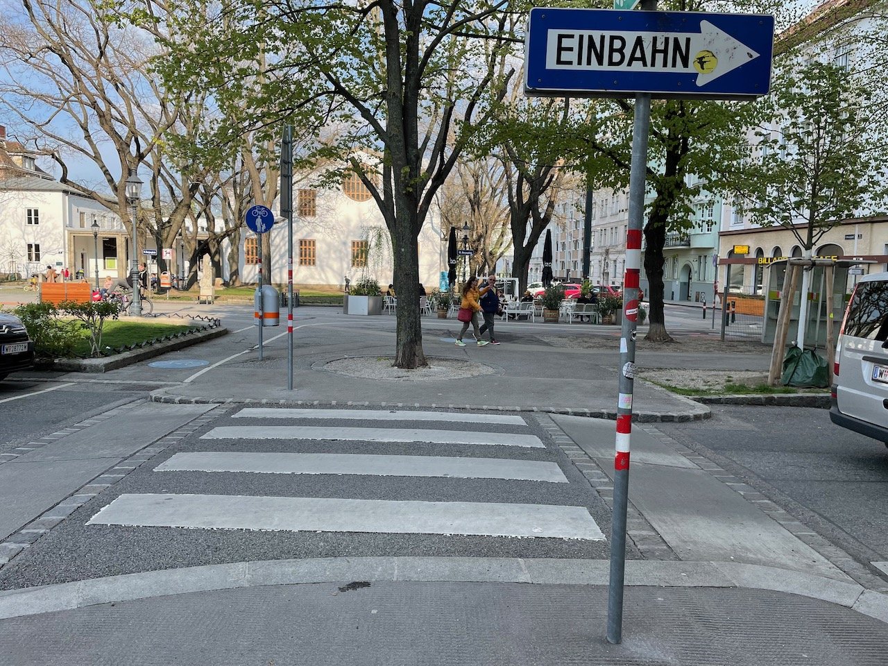Photo of a pedestrian crossing at Kreimhildplatz in Vienna.